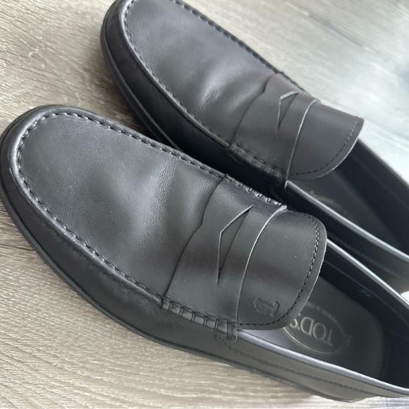 Tod's Men's Black Leather Slip-On Loafers - Picture 11 of 11